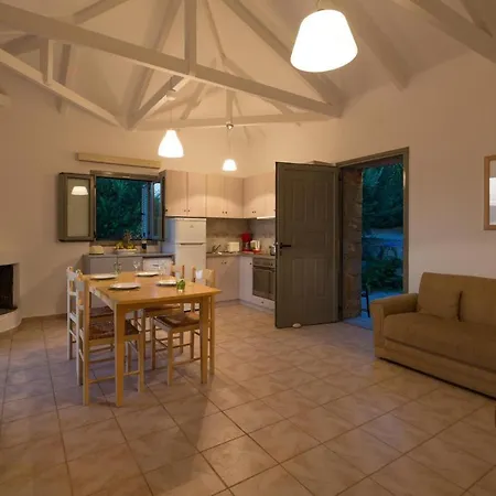 Sleeps 4 Pool Air Con Wifi *
