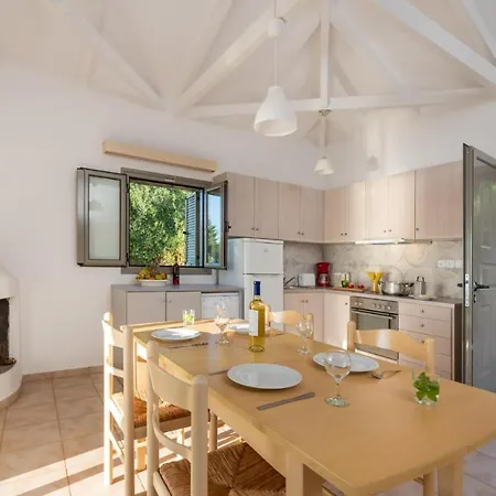 Sleeps 4 Pool Air Con Wifi