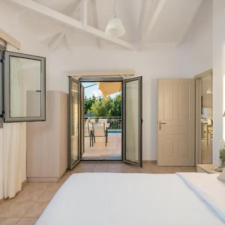 Sleeps 4 Pool Air Con Wifi